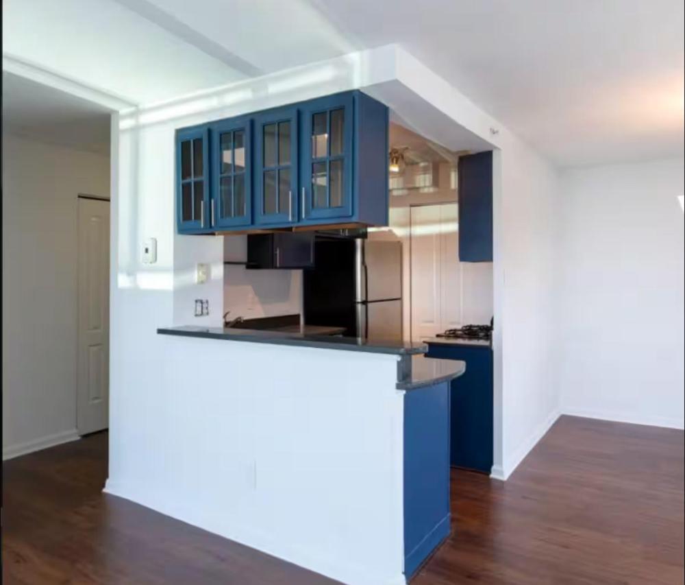 Modern 2bed 2 bath heart of Townson suite